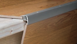 Zubehör Aluminiumprofile Universal-Treppenkantenprofil Mit den passenden Profilen lassen sich Treppen mit MEISTER- Bodenelementen leicht verkleiden.