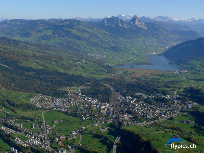 Die Ortschaften Arth, Oberarth und Goldau Lage Das Dorf Arth liegt am oberen Zugersee, zwischen Rossberg und Rigi. Zug ist ca. 11 km, Luzern ca. 25 km entfernt. Einwohner Gemeinde Arth ca.