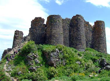 Amberd Die Festung Amberd zeigt die Prinzipien des Festungbaustils des mittelalterischen Armeniens.
