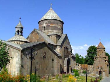 Schuschi Die ehemalige Hauptstadt von Arzach liegt 10 km von Stepanakert entfernt. Schuschi gilt als eines der religiosen und kulturellen Zentren in Kaukasien.