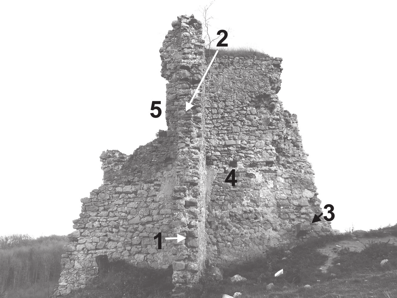 Obr. 9. Torzo neskorogotického hradného paláca so zvyškom priečky v ktorej sa zachovali dve špalety portálov (1,2) nad sebou.