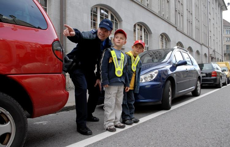 2. Klasse Fussgänger Unterricht Schütze dich (Helm, Ellbogen-, Knie-, Handgelenkschoner) Schulzimmerübung Theorie und