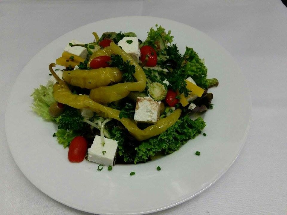 Knackige Salate Griechischer Hirtensalat mit Blattsalaten, Gurke, Oliven, Hirtenpaprika und Fetakäse, mariniert mit Olivenöl und Balsamessig 9,80 Großer, bunter Salat-Teller Serviert mit