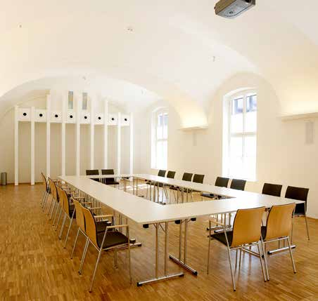 2 2 Länge 15,10 m Breite 6,70 m Höhe 4,50 m Der Raum Sisi bietet Platz für Konferenzen bis zu 80 Personen und kann durch seine zentrale Lage ideal für das Zusammenspiel mit anderen Räumen genutzt