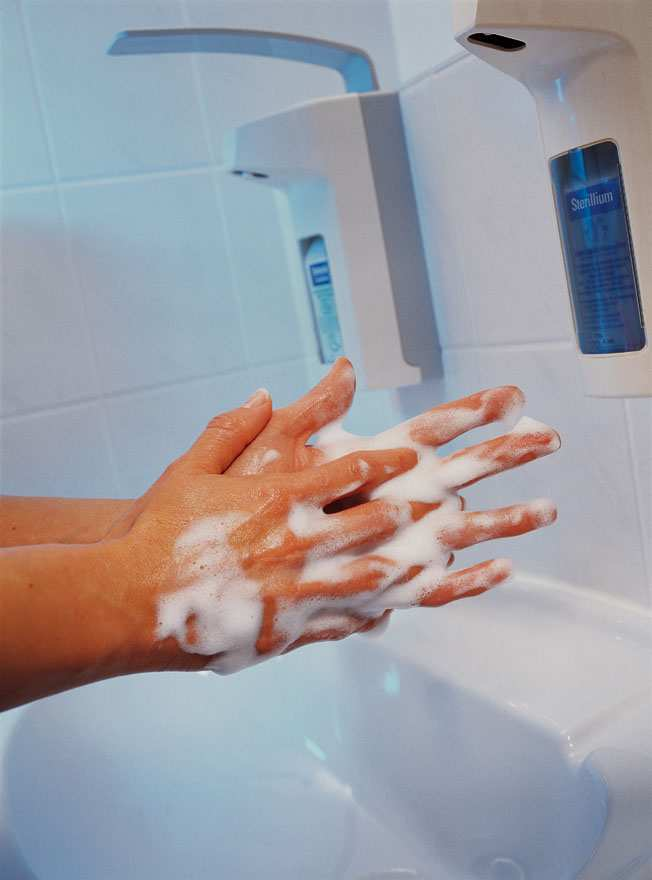 Händewaschung Wie? Hände mit Wasser anfeuchten und Produkt auf die Hände geben.