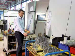 CAD/CAM links Hergestellt werden die Werkzeuge auf einem beeindruckenden CNC-Maschinenpark mit 5-Achs-Bearbeitungszentren japanischer rechts und deutscher Herkunft.