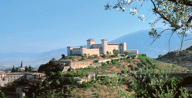 Festung und sehenswertes Museum: die Rocca Albornoz von Spoleto briens sagre wird geradezu inbrünstig die Ernte des schwarzen Selleries, der roten Kartoffel, der gemaserten Bohne und der berühmten