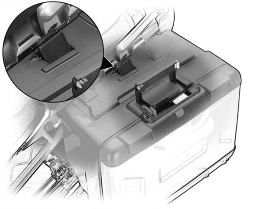 Gepäcksystem 3 5 15 99 4 7 6 Zubehör Systemkoffer SZ abnehmen Tragegriff 5 entriegeln und hochklappen (b 95) Unter dem Tragegriff erscheinen Wipptaste 6 gelb und Hebel 7 rot Fixierhebel 2