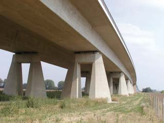 7 Langzeiterfahrungen in der Anwendung Objekt: Saalebrücke Beesedau Saalebrücke Beesedau im Zuge der Bundesautobahn BAB A14 (Vorlandbrücke) Bauzeit 1999 Eingesetzte Zemente Gesamtmenge Beton