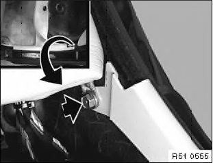 8. Sitzlehne entfernen Dieser Schritt gilt nur für Autos mit SA Durchladesystem. Seitenteil einclipsen (1). Schraube (durch Pfeil markiert) festschrauben.