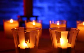 JUGEND Ihr seid das Licht der Welt Jugendgottesdienst in der Markuskirche Die Gemeinde singt das Irische Segenslied Licht, das ist die flackernde Kerze und das lodernde Feuer, die Glühbirne und die