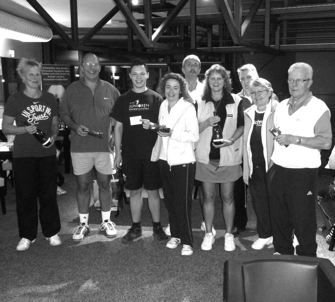 und schliesslich die Super-Truppe GELB; Sieger des Abends Es war ein prima gelungener Abend und Abschluss unseres Tennisjahres 2011, mit so vielen Teilnehmenden, wie schon lange nicht mehr.