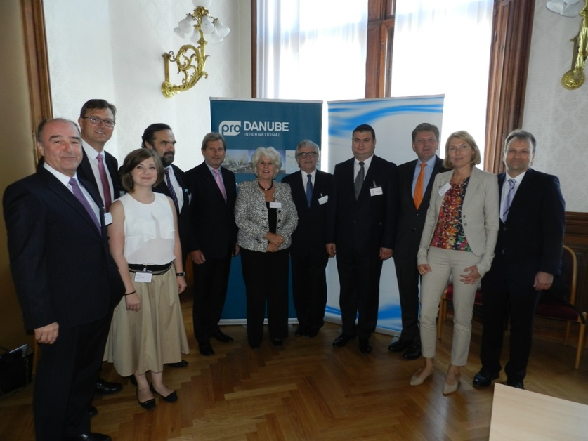 Industry meets Policy (Wien 2014) Die Interessensvertretung Pro Danube kämpft seit Jahren für eine Verbesserung der Schiffbarkeit der Donau und überreichte mit der heimischen Wirtschaft im Rücken am