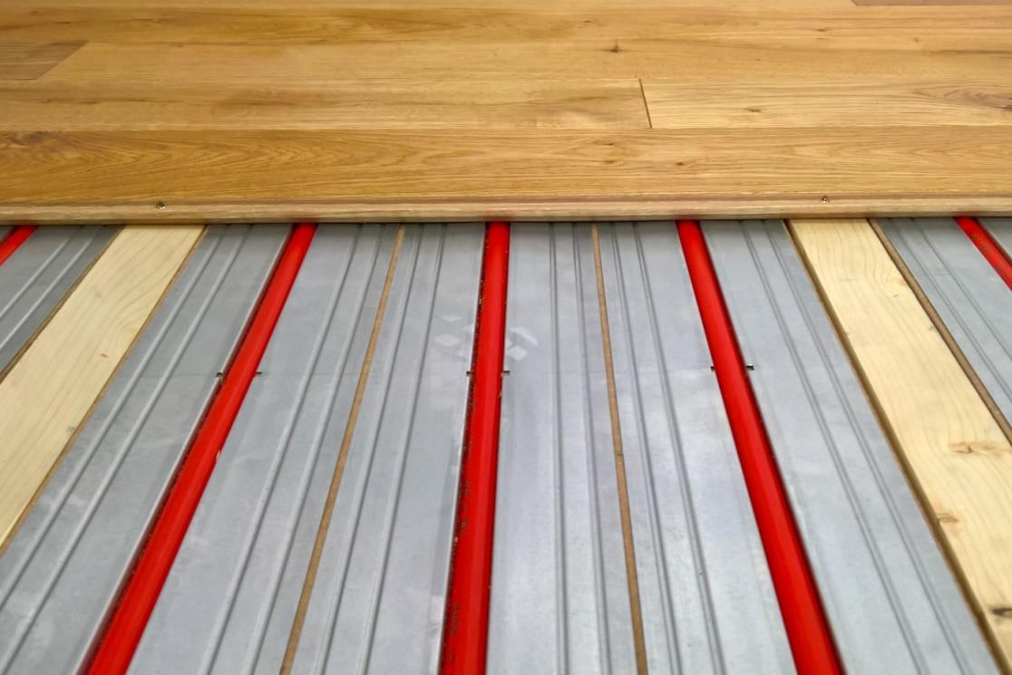 Verlegeplatte ggf. polstern Holzprofil 16-20 mm Die Holzprofile sind an den Enden abgeschrägt, so dass die Rohrleitungen zwischen Wand und Profil geführt werden kann.