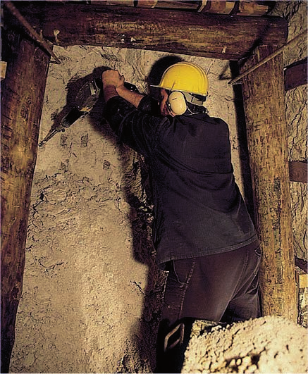 1.5 Untertägiger Bergbau Im Freistaat Sachsen gewinnen gegenwärtig zwei Unternehmen an insgesamt drei Standorten Rohstoffe im Untertagebergbau.