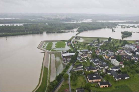 176 Hochwasser 2013 - Ereignisdokumentation 8.1.1 Oberösterreich In Pupping haben private Schutzmaßnahmen (Sandsackschlichtungen) mit Unterstützung der Einsatzkräfte funktioniert.