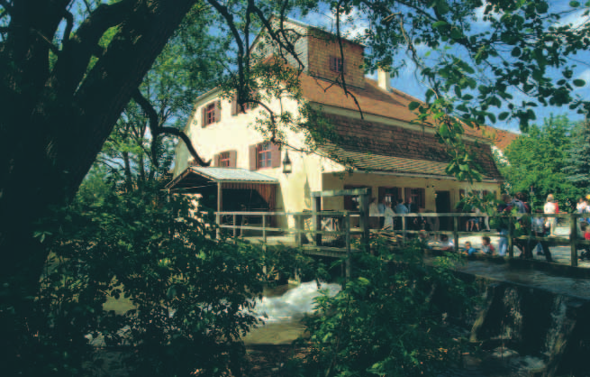 Museen und Sammlungen 50 Klostermühlenmuseum Thierhaupten: Das malerisch an der wasserreichen Friedberger Ach gelegene zweigeschossige Mühlengebäude wird von einem mächtigen Mansarddach bekrönt.