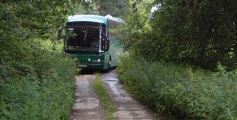 Stepanzewo Ein Besuch der Waldquelle Noch ist die Straße breit und asphaltiert, auf der unser Bus mit 50 Reiseteilnehmern aus Deutschland, Österreich und der Schweiz dahingleitet.