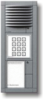 Türsprechstelle S611 mit 4 Ruftasten Türsprechstelle mit 4 Ruftasten im AlphaCom-System, auch als Klingeltaster zu verwenden Mikrofonlautsprechermodul mit regelbarer Lautstärke und
