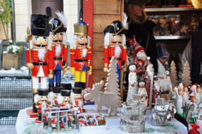14 Aus den Vereinen Kleines Jubiläum für den Nikolausmarkt Zum zehnten Mal vorweihnachtliche Stimmung Der beliebte Nikolausmarkt auf dem Schillplatz findet in diesem Jahr vom 5. bis 8. Dezember statt.