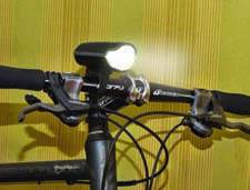 Jetzt noch mehr Sicherheit bei der Fahrradbeleuchtung Durch den Einsatz von leistungsstarken Leuchtdioden werden moderne Fahrrad- Scheinwerfer zu wahren Flutlichtern.
