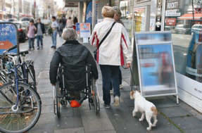 Inklusion 7 Menschen im Rollstuhl schnell zur Barriere. Wenn Gäste mit ihren Stühlen zu sehr auf den Bürgersteig rücken, komme ich mit dem Rollstuhl schon nicht mehr vorbei, erklärt Röttger-Schulz.