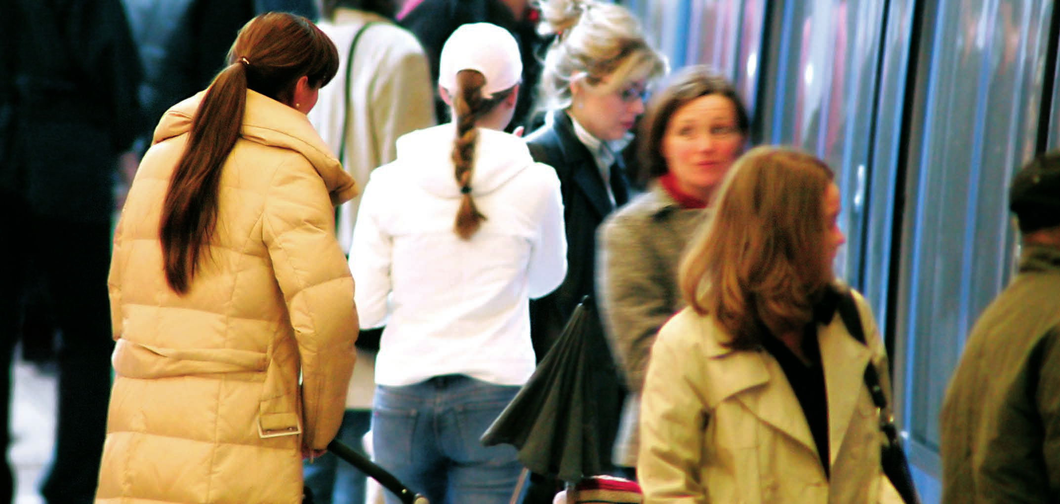 Der Bahnsteig Wartesituation mit attraktiven Zielgruppen Vor allem in Ballungszentren nutzen täglich Hunderttausende den öffentlichen Personennahverkehr (ÖPNV).