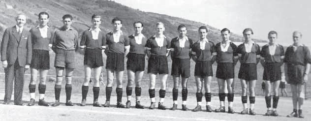 Der Aufschwung in der Nachkriegszeit Nach dem Krieg war es trotz größter wirtschaftlicher Schwierigkeiten der Fußball des Sportvereins Vesalia, der wie ein Phönix aus der Asche wieder erstand.