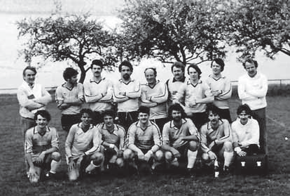 Der Fußball in den 70er und 80er Jahren Die erste Mannschaft musste danach sogar zwei Abstiege am grünen Tisch verdauen.