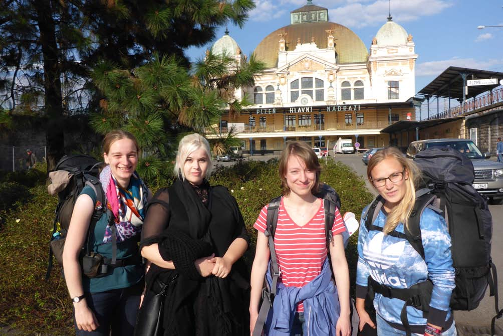 2 Freitag, der 21. 8. pátek (geschrieben von Bettina Finzel) Pilsen. Das war das Ziel der Exkursion der Slavistik-Studierenden im August 2015.