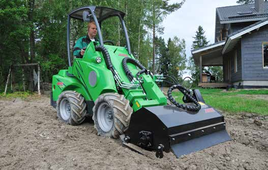 Gartenpflege/GaLaBau Bodenfräse Die hydraulisch angetriebene AVANT Bodenfräse mit Kettenantrieb ist das Standard-Anbaugerät für die Bodenbearbeitung und zur Endbearbeitung von Saatbeeten.
