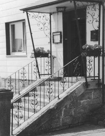zweiläufiges Treppengeländer mit Obergurt Stab 1006 / 2069 / 4021 Hauseingangsanlage, bestehend aus: zweiläufigem Treppengeländer, Überdachung mit dazu passenden Seitenteilen und