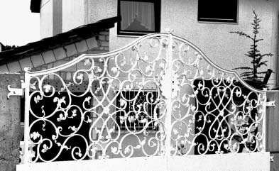 Schwer-Barock-Korbgitterstäbe Heavy baroque convex grille bars Barreaux de grille en anse de panier Baroque-lourd aus Schmiedeeisen, Schnörkel und Stäbe aus Material r 16/8, beidseitig gekehlt,