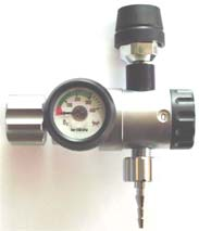 Kompaktdruckminderer FALKE mit Flowtülle 9/16 Medizinischer Kolbendruckminderer für Sauerstoffflaschen mit Inhaltsmanometer und Flowmeter (rastbare Durchflusseinstellung) nach DIN EN 738 Teil 1.