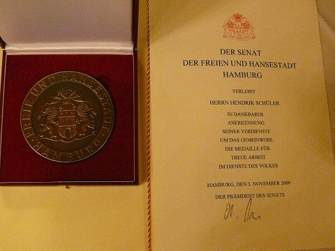Insgesamt wurden zwölf herausragende Ehrenamtliche des Hamburger Sports für ihre Verdienste geehrt. Neben Hendrik Schüler erhielt z.b. auch HSV-Urgestein und Aufsichtsratsmitglied Horst Eberstein die Medaille.