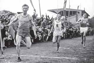 5.000m in der Zeit von 15:04,4 Minuten, wobei er einmal mehr mit dem Münchener Eberlein sowie dem vielfachen 10.000m-Meister Otto Eitel aus Esslingen die schärfsten Rivalen hinter sich lassen konnte.