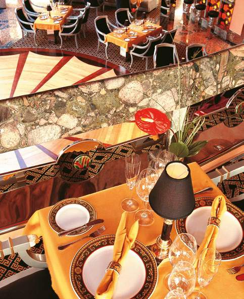 18 19 Restaurants und Bars mit großartigem Flair GAUMENFREUDEN UND AUGENWEIDEN Restaurant degli Argentieri - Das mit warmen, einladenden Farben gestaltete Hauptrestaurant der Costa Mediterranea