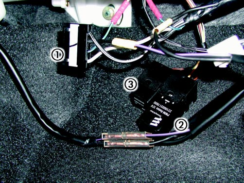 Gebläseansteuerung (siehe Bild 15, 16 und Skizze 5) Die Gebläseansteuerung erfolgt hinter dem Handschuhfach durch Einbindung der Kabel 4 2 sw und Kabel 4 2 sw/vi in die Stromversorgungskabel des