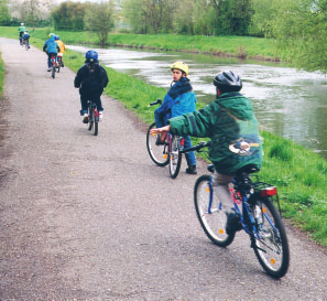 Ortrun Rickes Radtouren mit der Schulklasse aber sicher Radfahren ist gesund, umweltfreundlich, praktizierte Verkehrserziehung und macht Spaß.