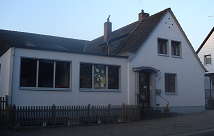 1. Die Rahmenbedingungen Der katholische Kindergarten St. Pantaleon Pingsdorf ist umgeben vom Jugendheim der Gemeinde und der katholischen Grundschule.