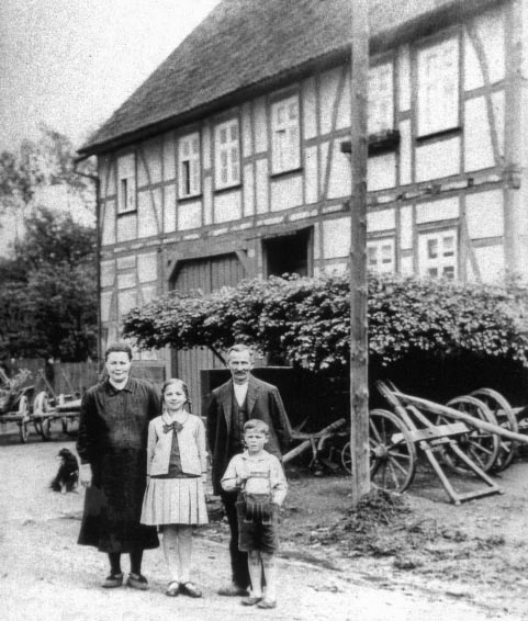 22 Haus Familie Bode, Hauptstraße 70 Bauernhaus mit Scheune, 1877 abgebrannt und von Konrad und Sabine Bode wieder aufgebaut.