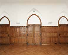 UNSERE BAUSTELLEN Fassade unter Denkmalschutz Das Feierabendhaus in Darmstadt wurde im neugotischen Stil erbaut. Typisches Merkmal: die spitzbogigen Fenster.