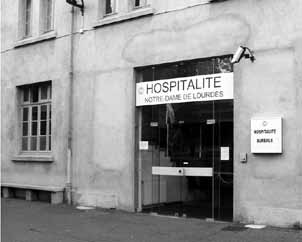 Eingang zum Büro der Hospitalité in Lourdes und Entwicklung der Hospitalité Notre Dame de Lourdes berichtet. Danach werden einige wesentliche theologische bzw.
