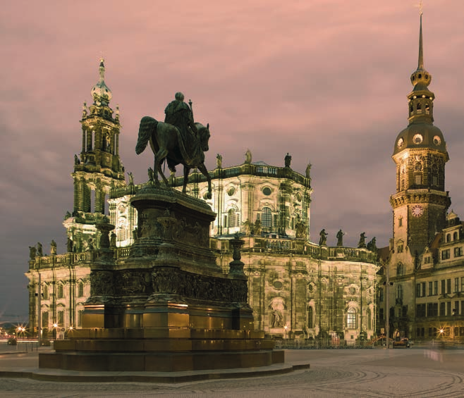 ALTSTADT Was für eine Kulisse! Rund um diesen Platz am westlichen Rand der historischen Altstadt gruppieren sich einige der eindrucksvollsten Baudenkmäler Dresdens.