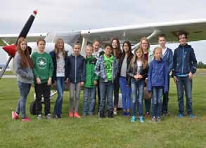Die Minis fliegen über die Stadt Am 21. Juli 2015 machten wir, 14 Ministranten, uns auf zum Flugplatz in Kornwestheim, wo wir von der Fliegergruppe Kornwestheim e.v. erwartet wurden.
