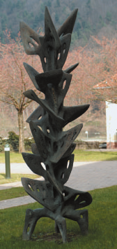 Flügelsäule (1960) Karl Hartung Der Künstler (1908-1967) zählt zu den bedeutendsten deutschen Bildhauern der Nachkriegszeit.