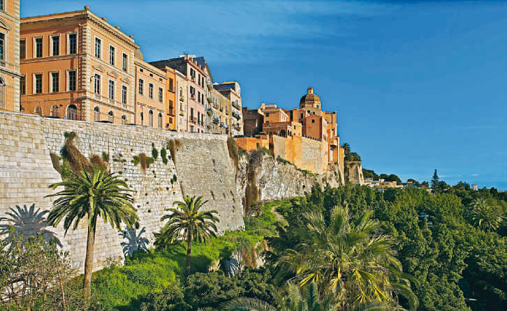 Plan S. 23 1 Cagliari Historische Befestigungsmauern umgeben Cagliaris Oberstadt Casteddu auf dem Burghügel cafés und vor allem der für ihr köstliches Eis berühmten Isola del Gelato [s. S. 27] ein beliebter Treffpunkt.