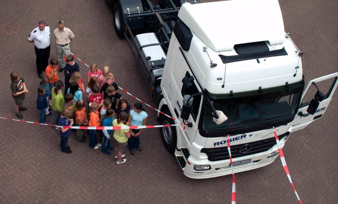 "Aufklärung" zum "Toten Winkel" "Lieber Besucher, jährlich verunglücken Kinder tödlich im Straßenverkehr. Bei 4 von 6 Unfällen werden sie von rechts abbiegenden LKW überfahren.