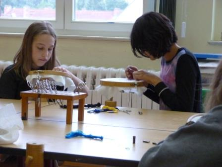 Alte Handwerktechniken erproben Künstlerinnen begleiten die Herstellung von Stoffdruck für Stolen und Anfertigung von Stickbildern in der Schule Zum