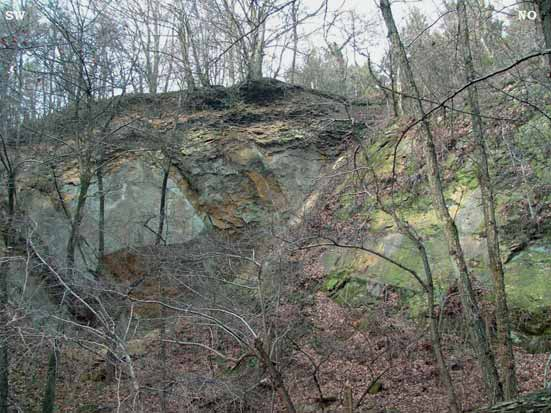 Abb. 3: Externsteine bei Horn im südöstlichen Teutoburger Wald, in Pfeiler aufgelöste Felsmauer aus senkrecht stehenden
